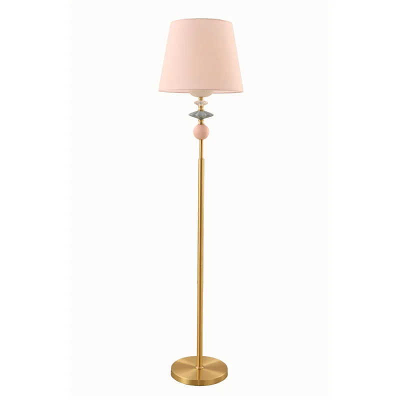 Pourquoi choisir le lampadaire en porcelaine Sandy Gold Drum Shade pour votre espace ?