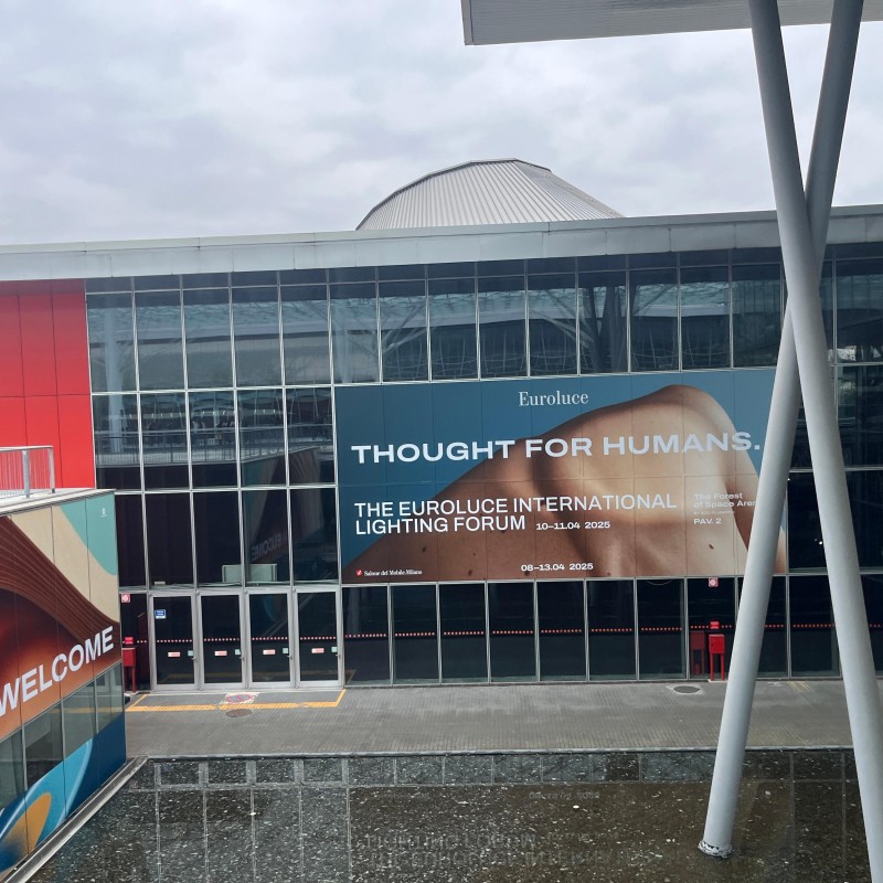Observation de l'exposition d'éclairage de Milan Euroluce 2025