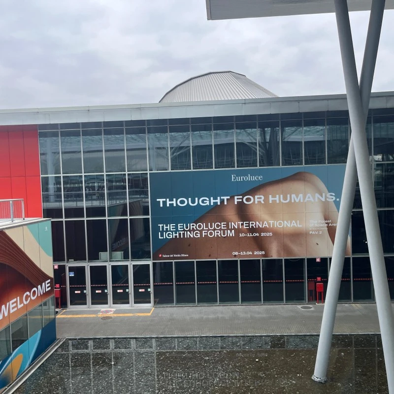Observation de l'exposition d'éclairage de Milan Euroluce 2025