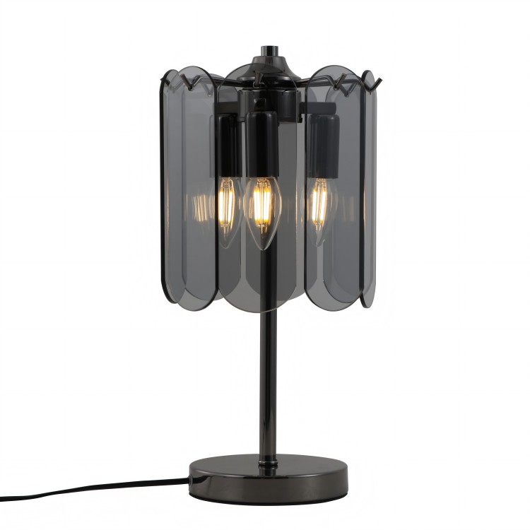 Est-il difficile d'assembler des lunettes fumées à 3 lampes de table pour le chevet?
