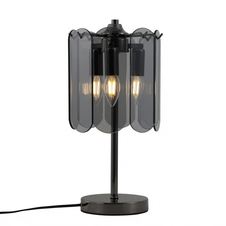 Est-il difficile d'assembler des lunettes fumées à 3 lampes de table pour le chevet?